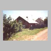 022-1121 Goldbach im Juni 1993. Insthaus Noeske in dem Stellmacher Karl Schlisio wohnte. Dahinter der Giebel vom Wohn- u. Geschaeftshaus Saegewerk Emil Becker.jpg
